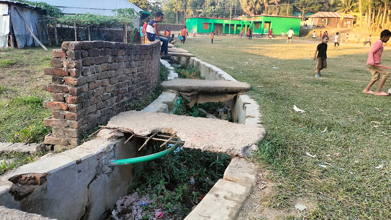 খাগড়াছড়ির মাটিরাঙ্গা পৌর এলাকায় ঢাকনাহীন একটি ড্রেনের চিত্র। ছবি : কালবেলা