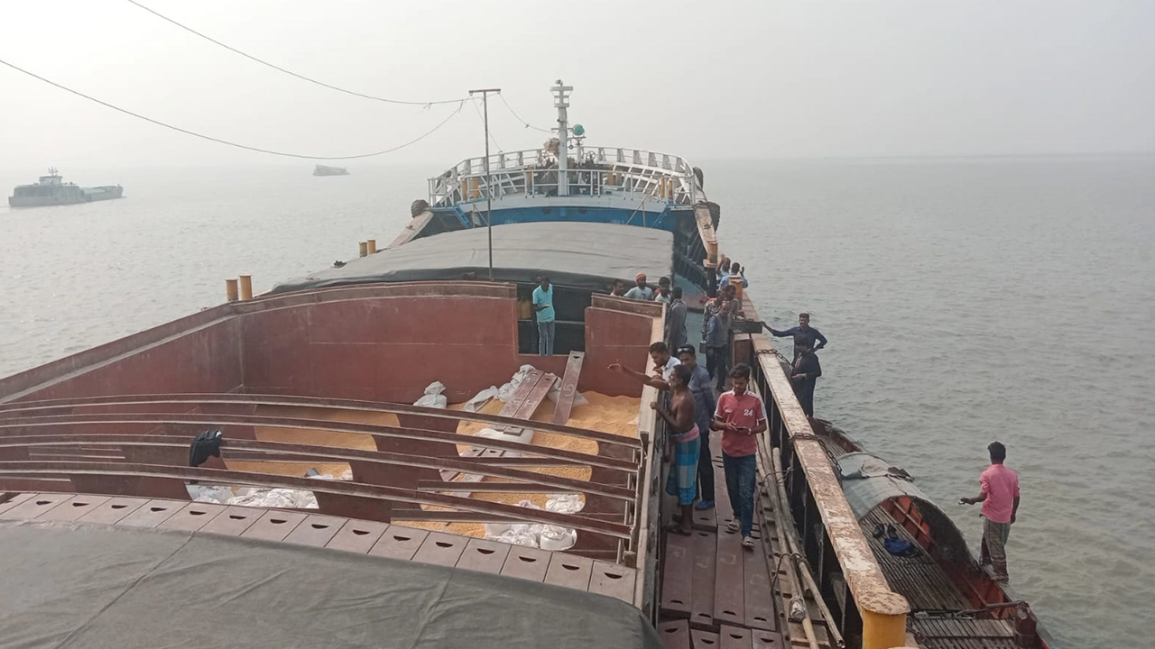 পদ্মা নদীর নাব্য সংকটের কারণে গোয়ালন্দ-পাকশী চ্যানেল জাহাজ চলাচল ব্যাহত। ছবি : কালবেলা