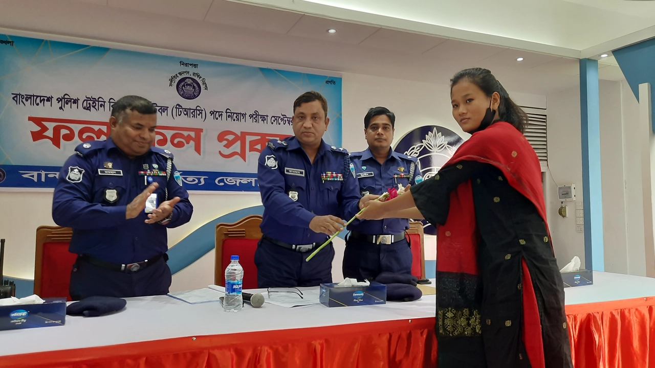 নির্বাচিতদের ফুল দিয়ে বরণ করে নেন পুলিশ সুপার মো. শহিদুল্লাহ কাওছার। ছবি : কালবেলা