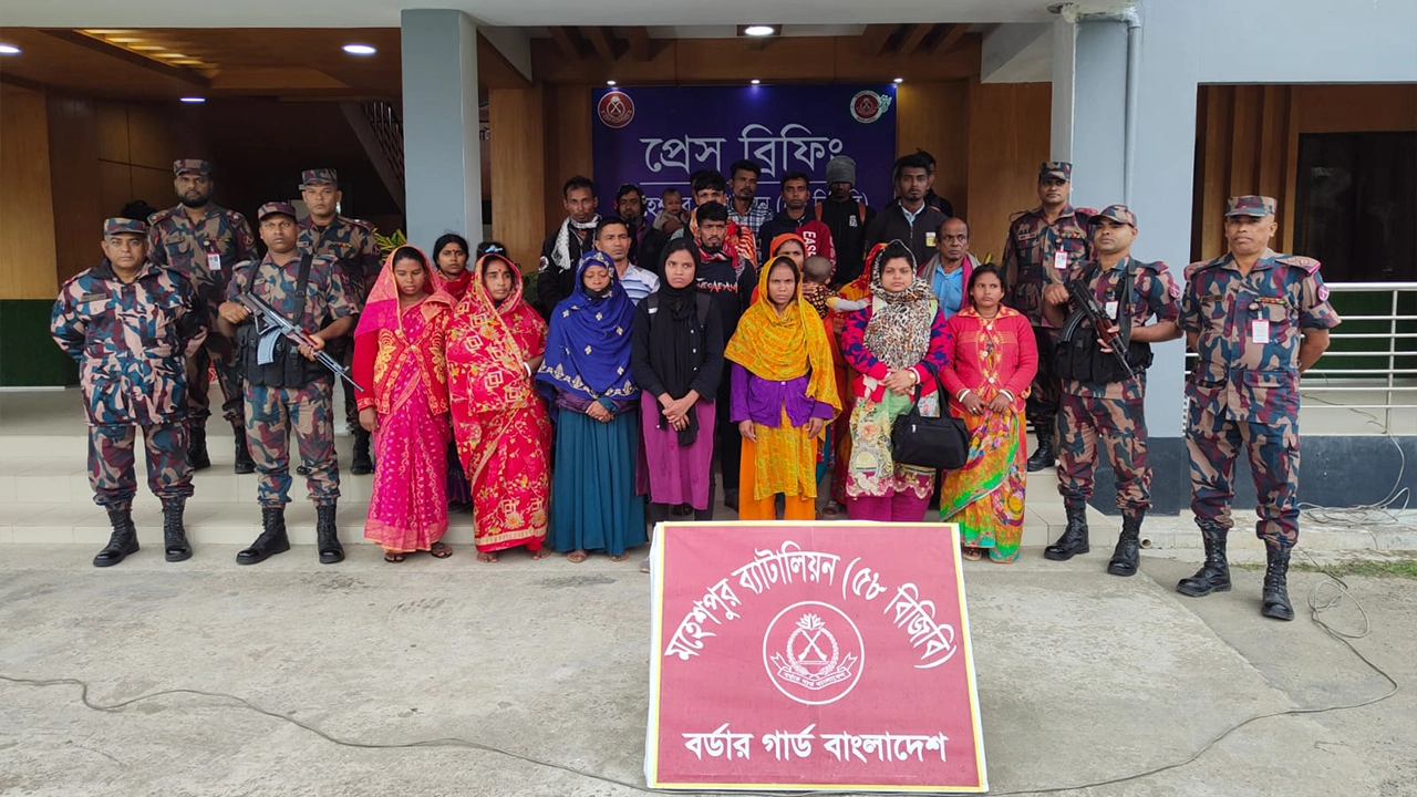 অবৈধভাবে ভারতে যাওয়ার পথে বিজিবির হাতে আটক ব্যক্তিরা। ছবি : কালবেলা