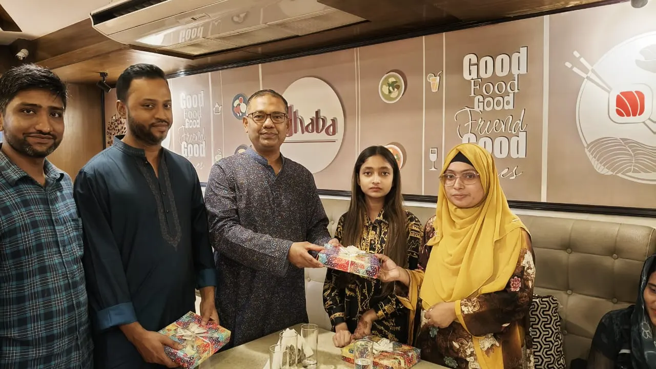 গুমপরিবারের শিশুদের হাতে উপহার সামগ্রীও তুলে দেন ব্যারিস্টার আবু সায়েম। ছবি : সংগৃহীত