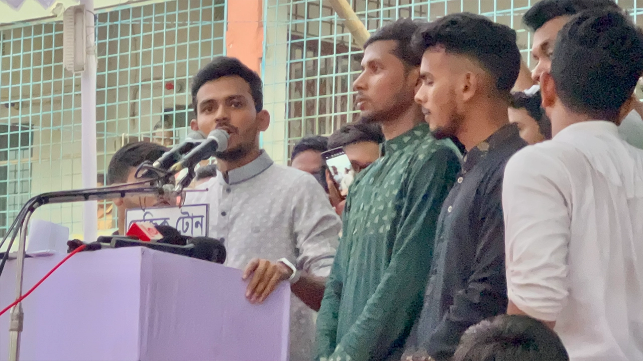 কুমিল্লার মুরাদনগরে এক গণসংবর্ধনায় প্রধান অতিথির বক্তব্য দেন উপদেষ্টা আসিফ মাহমুদ সজীব ভূঁইয়া। ছবি : কালবেলা