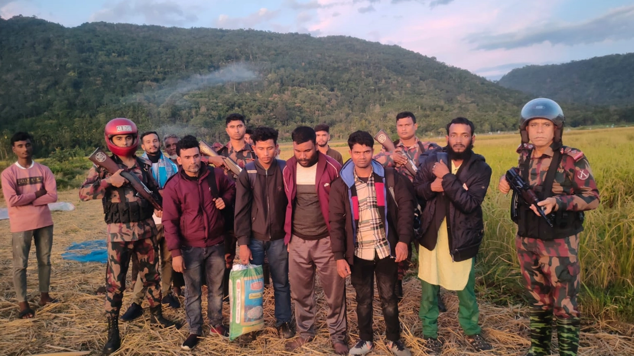 বিজিবির হাতে আটক পাঁচ যুবক। ছবি : কালবেলা