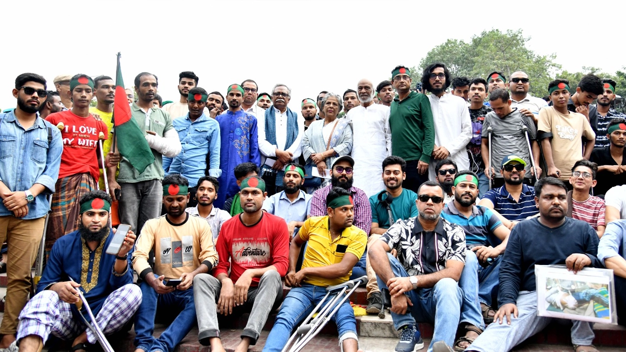 কেন্দ্রীয় শহীদ মিনারে আহত শিক্ষার্থী, নানা পেশার নানা বয়সী মানুষ। ছবি : কালবেলা