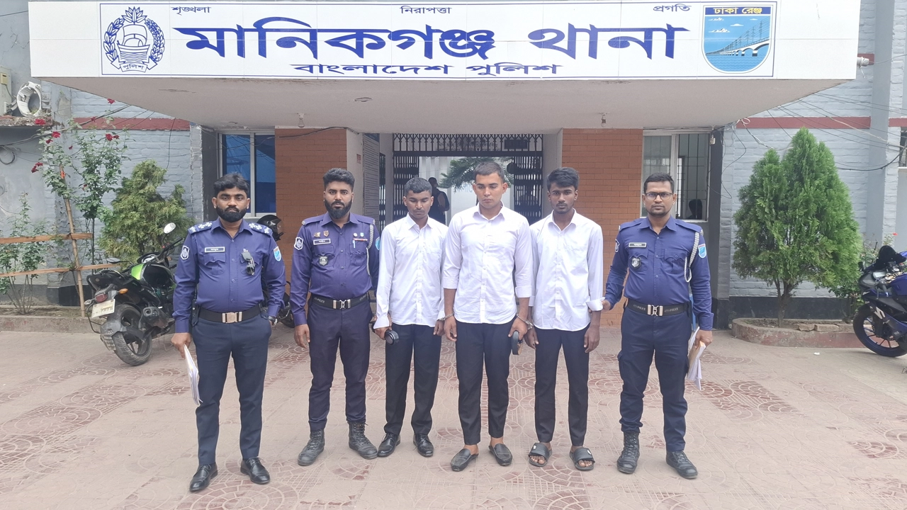 গ্রেপ্তার তিনজন। ছবি : কালবেলা