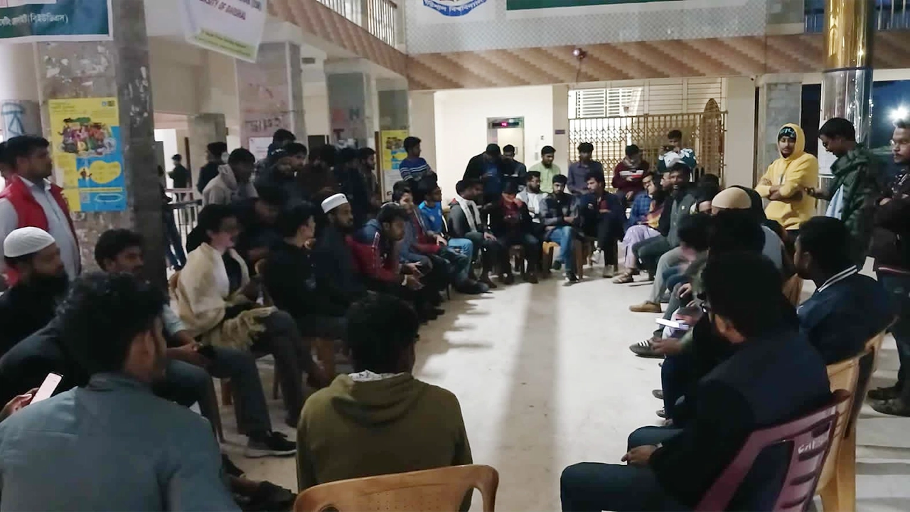 উপাচার্যের পদত্যাগের কারণ উল্লেখ করে সাংবাদিক সম্মেলন করেন ববি শিক্ষার্থীরা। ছবি : কালবেলা