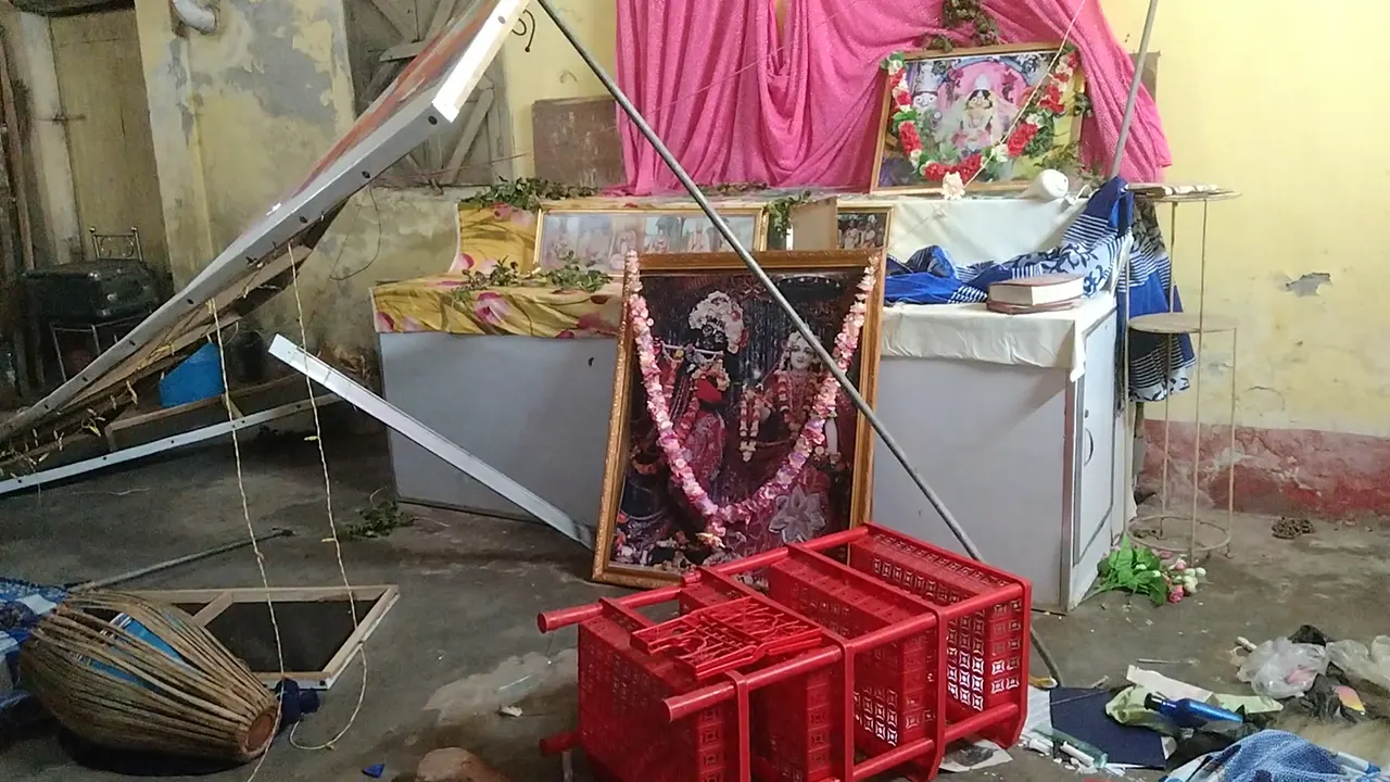 ইসকনের উপাসনালয় ভাঙচুর।  ছবি : কালবেলা