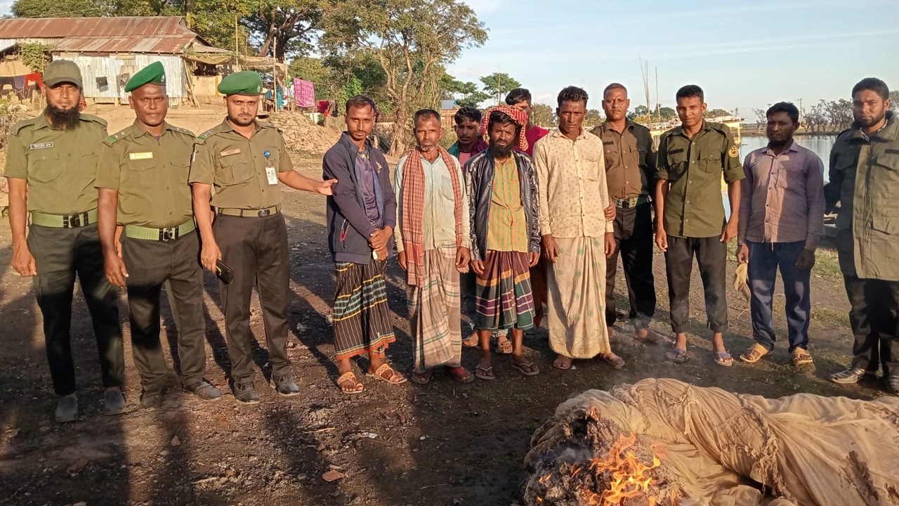 কারাদণ্ডপ্রাপ্ত ছয় জেলে। ছবি : কালবেলা