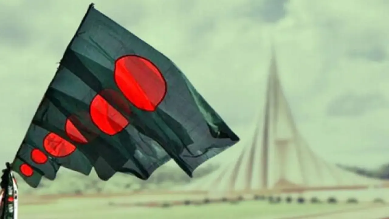 বাংলাদেশের পতাকা ও স্মৃতিসৌধ। ছবি : সংগৃহীত