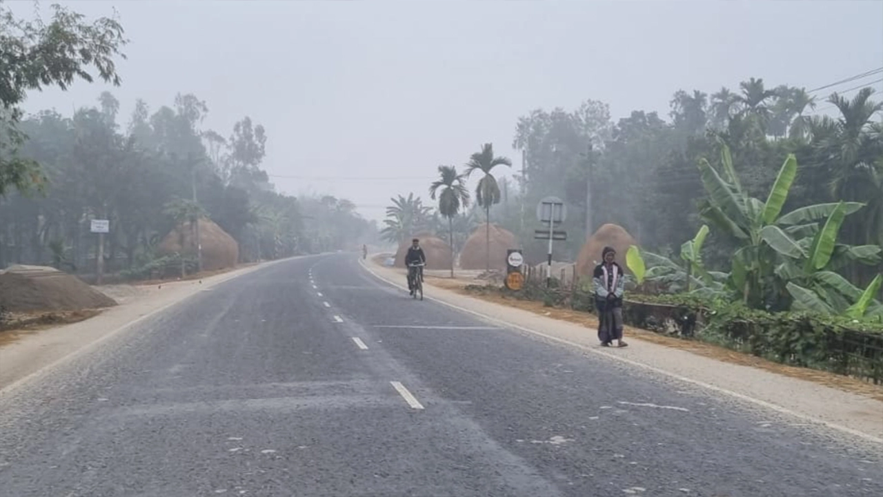 তীব্র শীতে জনমানবশূন্য রাস্তাঘাট। ছবি : কালবেলা