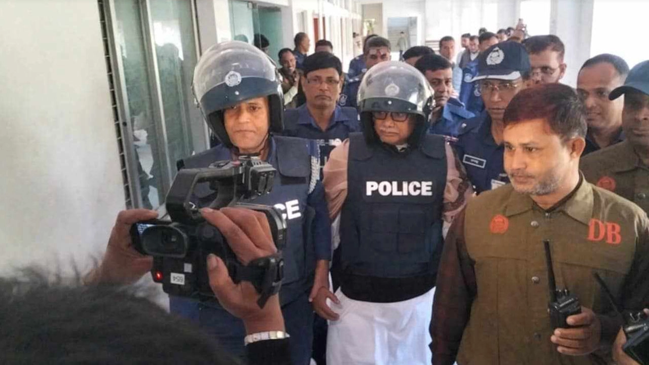 কড়া নিরাপত্তার মধ্য দিয়ে আদালতে তোলা হয় সাবেক রেলমন্ত্রী নূরুল ইসলাম সুজনকে। ছবি : কালবেলা