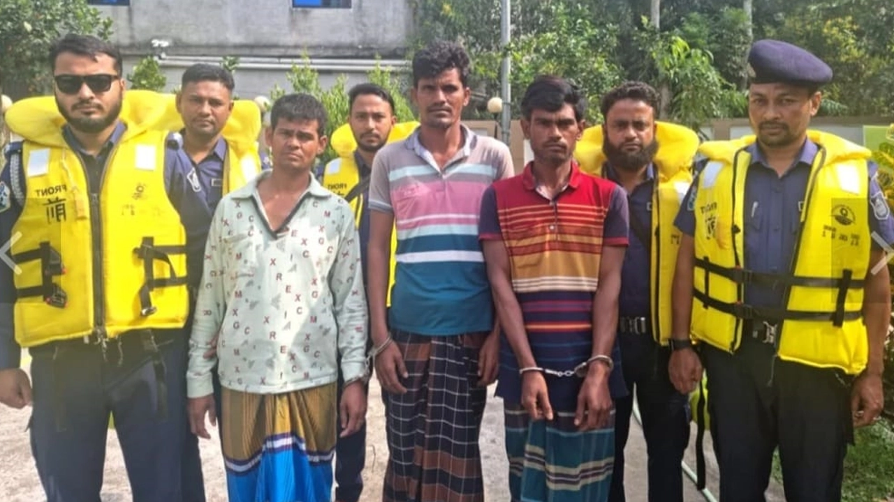 চাঁদাবাজির সময় তিন যুবককে গ্রেপ্তার করা হয়। ছবি : কালবেলা