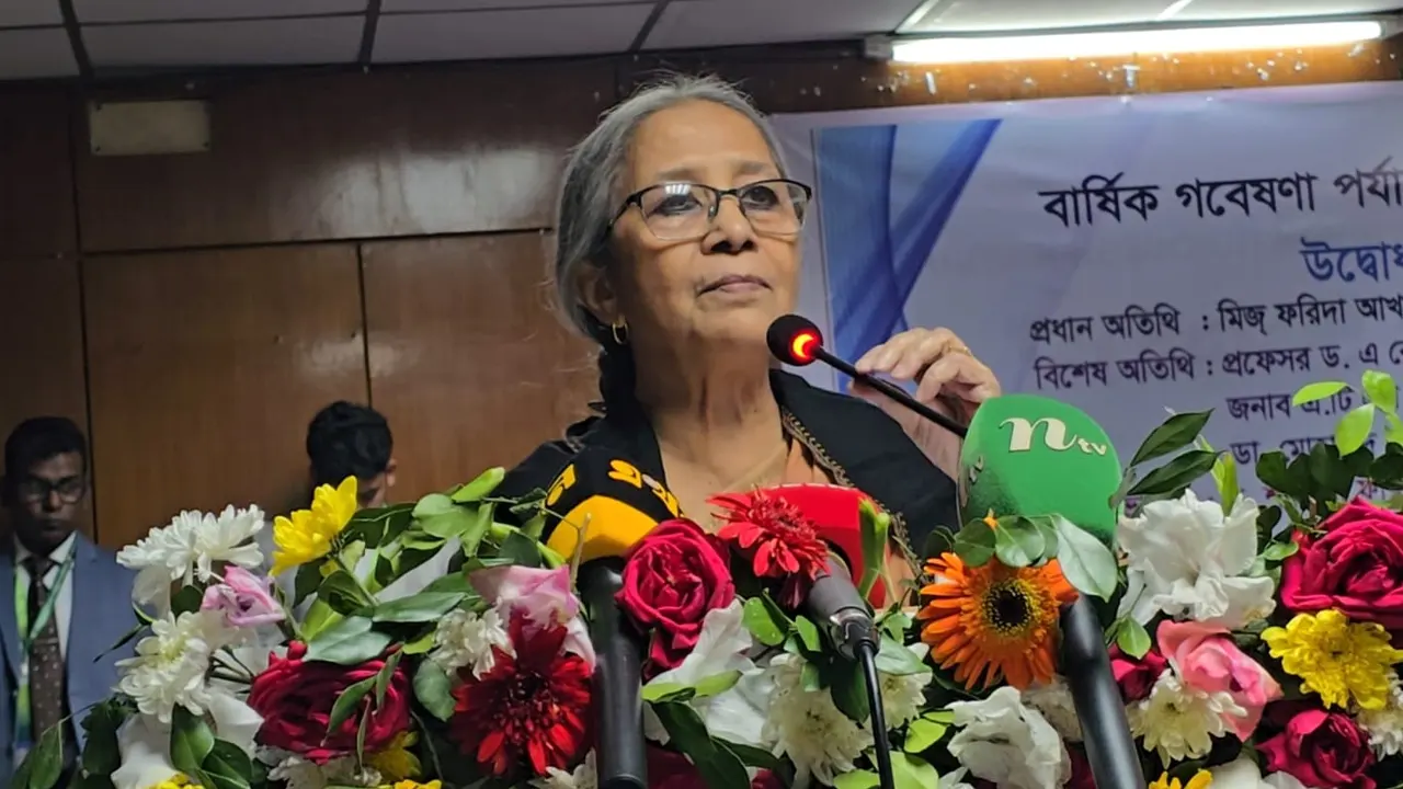 সাভারে বাংলাদেশ প্রাণিসম্পদ গবেষণা ইনস্টিটিউটে উপদেষ্টা ফরিদা আখতার। ছবি : কালবেলা