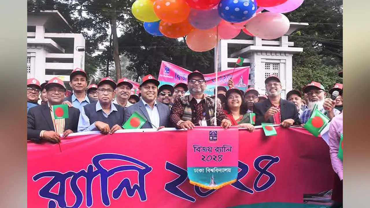 ডিসেম্বরের প্রথম দিনে ঢাবিতে বিজয় র‍্যালি। ছবি : কালবেলা