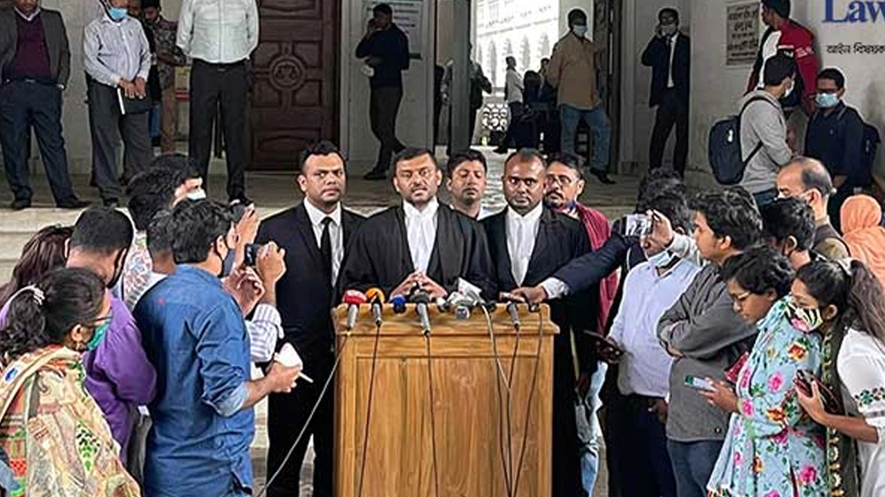 সাংবাদিকদের সঙ্গে কথা বলেন আইনজীবী শিশির মনির। ছবি : সংগৃহীত