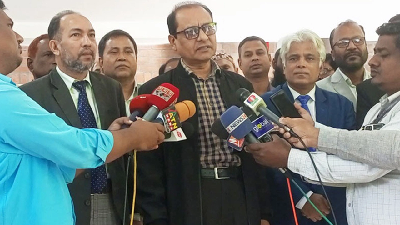 সাংবাদিকদের সঙ্গে প্রাথমিক ও গণশিক্ষা উপদেষ্টা অধ্যাপক বিধান রঞ্জন রায় পোদ্দার। ছবি : সংগৃহীত