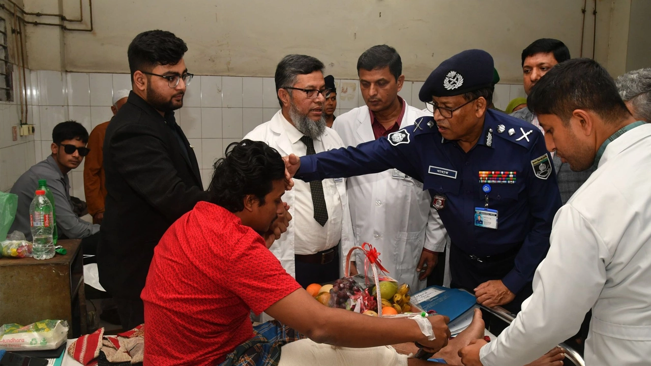 আহতের পাশে আইজিপি বাহারুল আলম। ছবি : কালবেলা