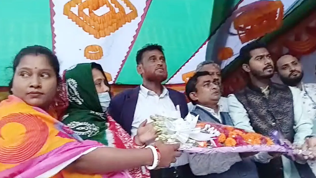 ফুলেল শুভেচ্ছা জানিয়ে পটুয়াখালী শহরের ১০০ সনাতনী পরিবার গণ অধিকার পরিষদে যোগ দেয়। ছবি : কালবেলা