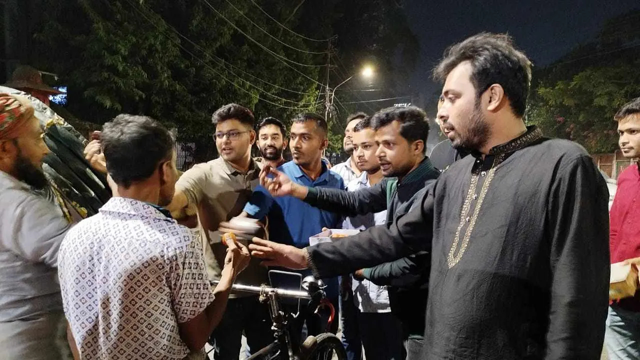 ২১ আগস্ট গ্রেনেড হামলার ঘটনায় করা মামলা প্রত্যাহার করায় মিষ্টি বিতরণ করেছেন ঢাকা বিশ্ববিদ্যালয় ছাত্রদলের নেতাকর্মীরা। ছবি : কালবেলা