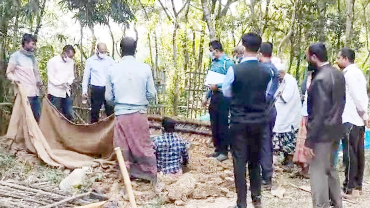 নওগাঁর নিয়ামতপুরে আন্দোলনে নিহত রায়হান আলীর মরদেহ দাফনের ১৩৩ দিন পর কবর থেকে উত্তোলন। ছবি : কালবেলা