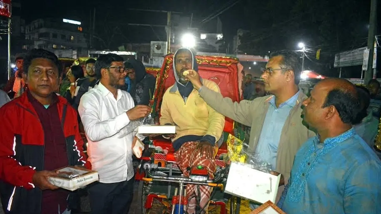 জনসাধারণের মধ্যে মিষ্টি বিতরণ করেন বিএনপির নেতারা । ছবি : সংগৃহীত