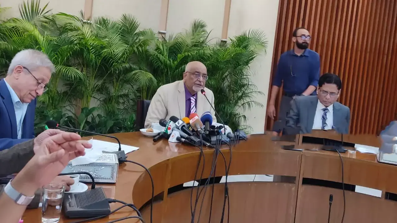 শ্বেতপত্র প্রণয়ন কমিটি আয়োজিত সংবাদ সম্মেলনে কথা বলেন কমিটির প্রধান ড. দেবপ্রিয় ভট্টাচার্য। ছবি : সংগৃহীত