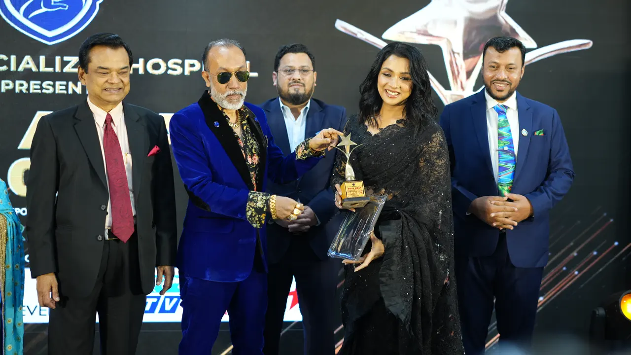 পুরস্কার নিচ্ছেন অভিনেত্রী রুনা খান
