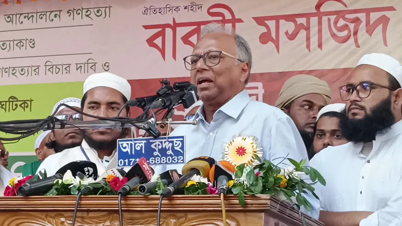 ব্রাহ্মণবাড়িয়ায় এক প্রতিবাদী কনফারেন্সে বক্তব্য দেন আমার দেশ পত্রিকার সম্পাদক মাহমুদুর রহমান। ছবি : কালবেলা