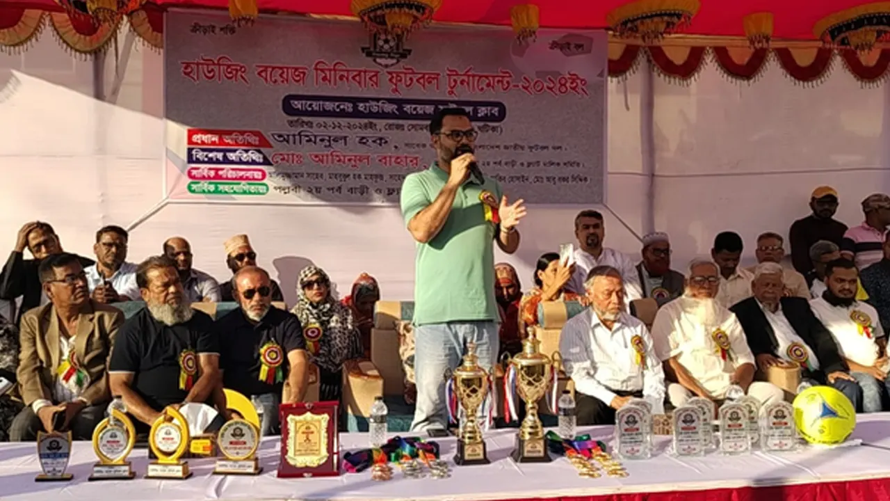 মিনিবার ফুটবল টুর্নামেন্টের পুরস্কার বিতরণী অনুষ্ঠানে বক্তব্য দিচ্ছেন আমিনুল হক। ছবি : কালবেলা