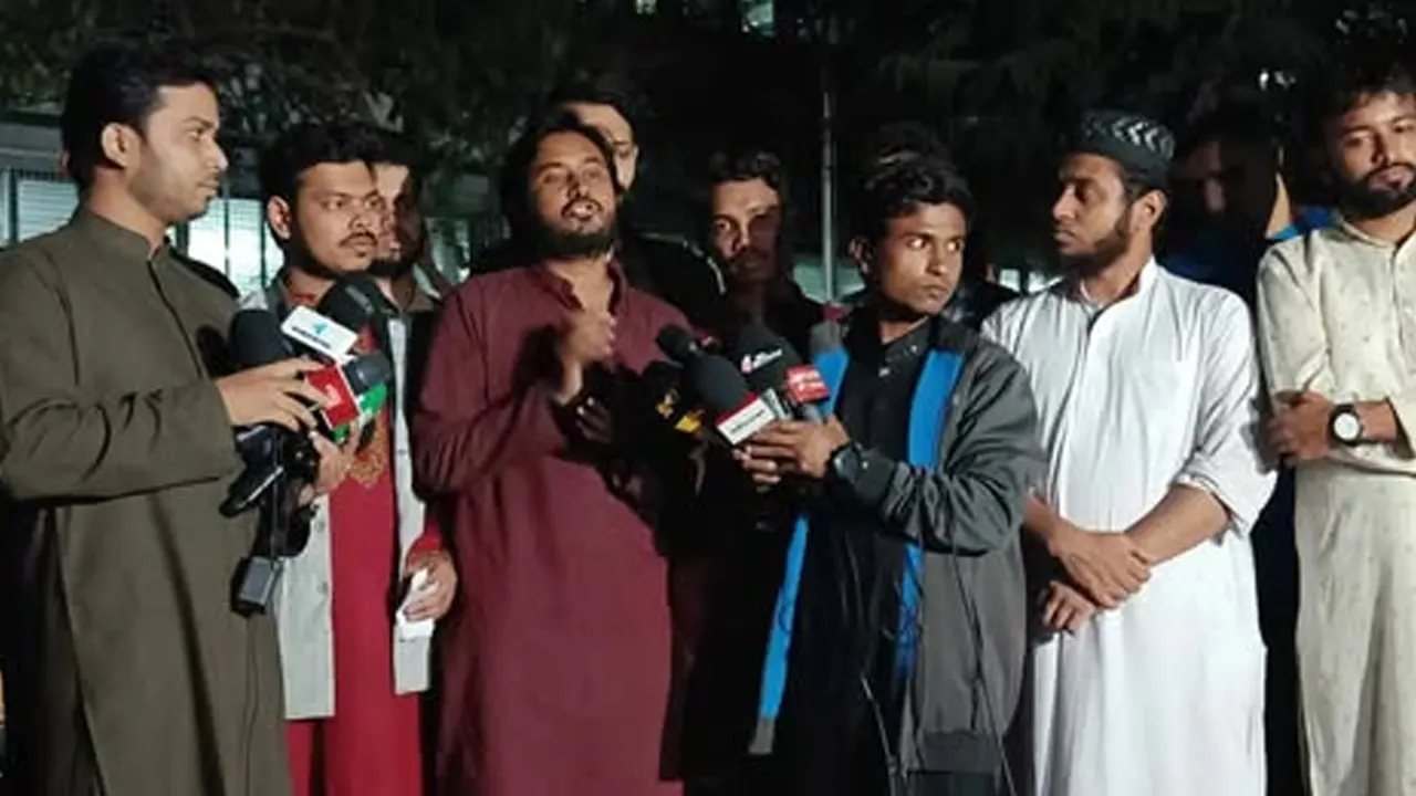 ঢাবি কেন্দ্রীয় গ্রন্থাগারের সামনে আয়োজিত সংবাদ সম্মেলন। ছবি : কালবেলা