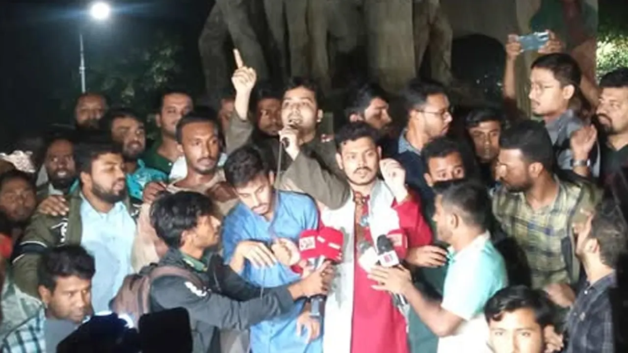 রাজু ভাস্কর্যে আয়োজিত বিক্ষোভ সমাবেশ। ছবি : কালবেলা