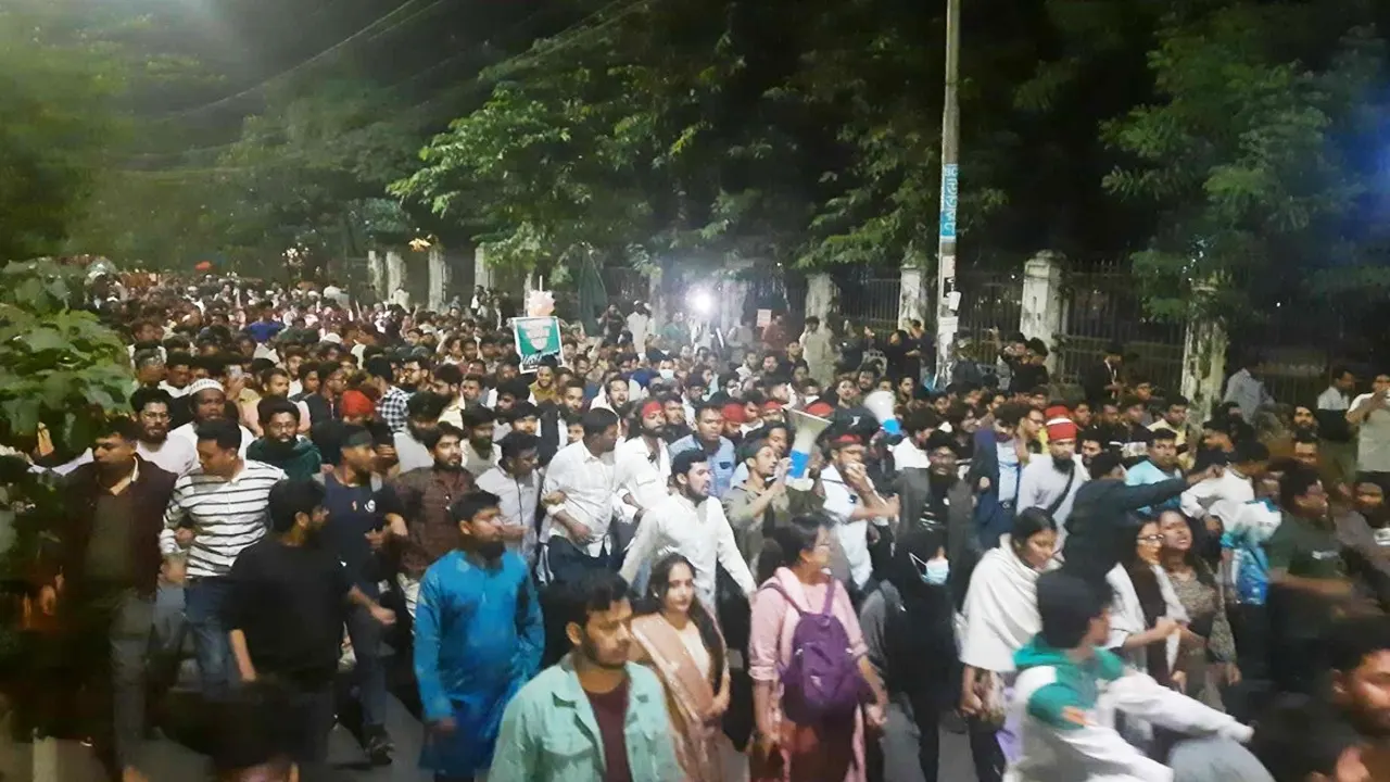 আগরতলায় বাংলাদেশ সহকারী হাইকমিশনে হামলার প্রতিবাদে ঢাকা বিশ্ববিদ্যালয়ে বিক্ষোভ। ছবি : সংগৃহীত