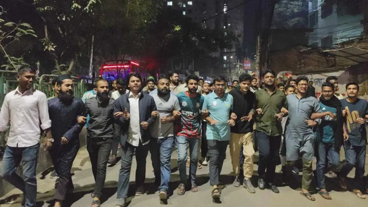 জগন্নাথ বিশ্ববিদ্যালয়ে (জবি) বিক্ষোভ মিছিল করেছে সাধারণ শিক্ষার্থীরা।