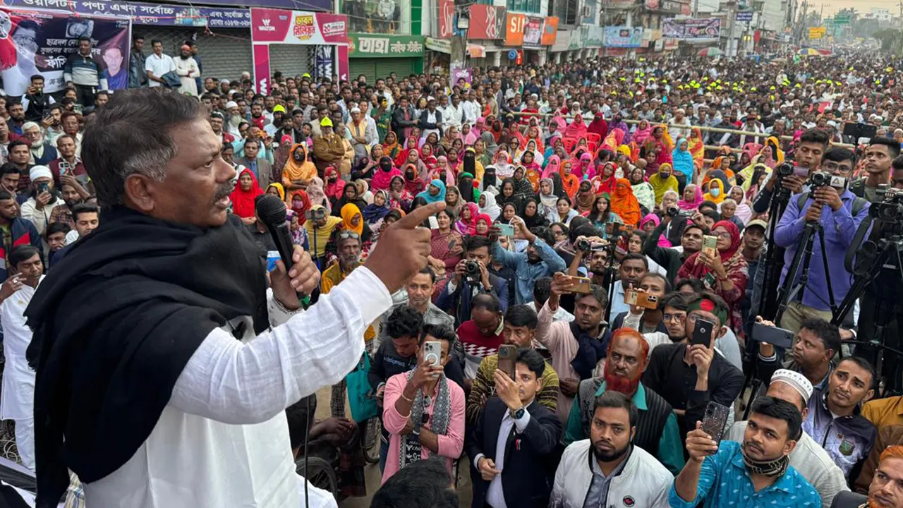 নাটোর শহরে এক স্মরণসভায় বক্তব্য রাখেন বিএনপির কেন্দ্রীয় নেতা এম রুহুল কুদ্দুস তালুকদার দুলু। ছবি : কালবেলা