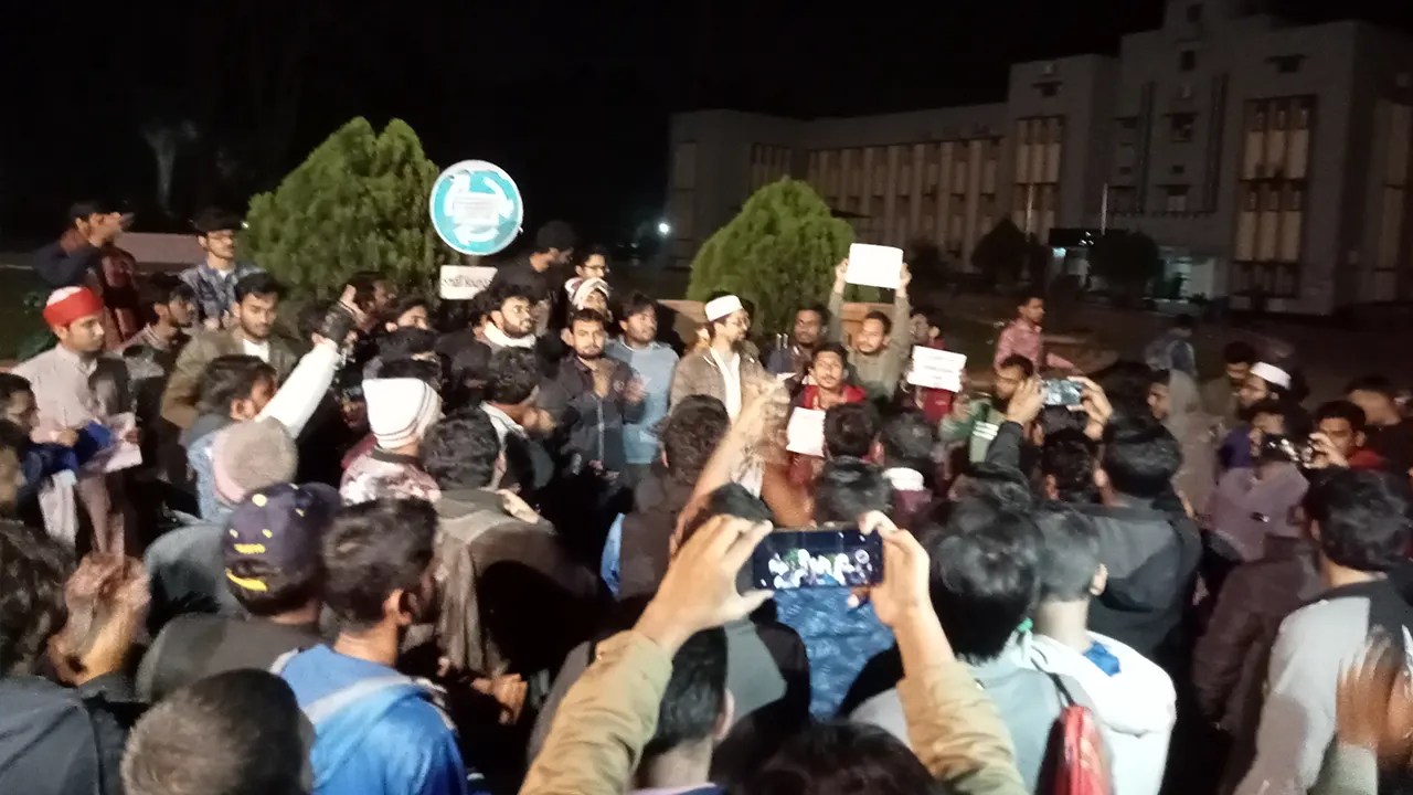 বাংলাদেশের সহকারী হাইকমিশনে হামলার প্রতিবাদে রাবিতে বিক্ষোভ। ছবি : কালবেলা