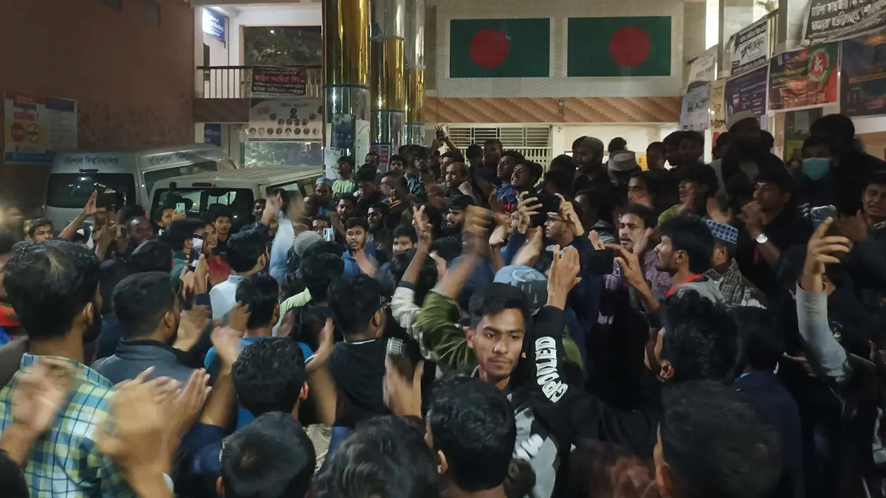 ভারতে সহকারী হাইকমিশনে হামলার ঘটনায় ববিতে বিক্ষোভ। ছবি : কালবেলা