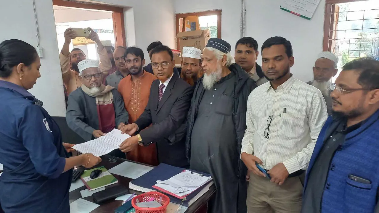 থানায় মামলার অভিযোগ জমা দিচ্ছেন জামায়াত নেতারা। ছবি : কালবেলা