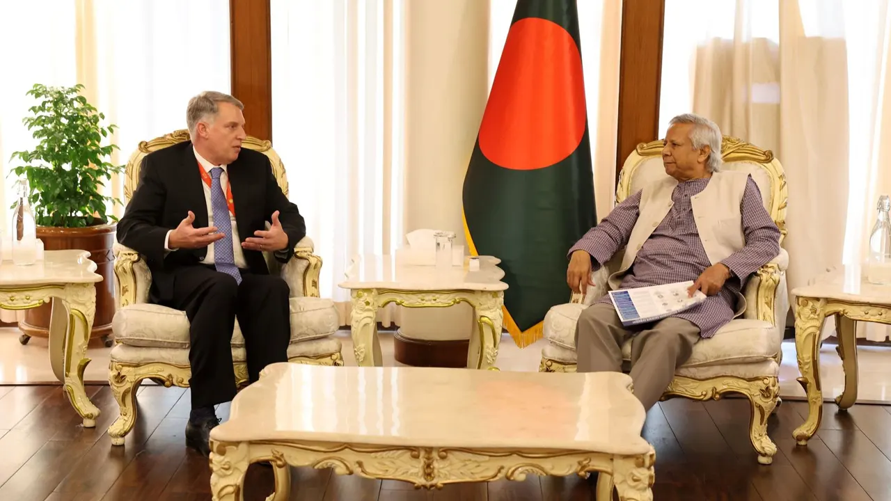 প্রধান উপদেষ্টা অধ্যাপক ড. মুহাম্মদ ইউনূসের সঙ্গে শেভরনের ভাইস প্রেসিডেন্ট ফ্রাঙ্ক ক্যাসুলো। ছবি : সংগৃহীত