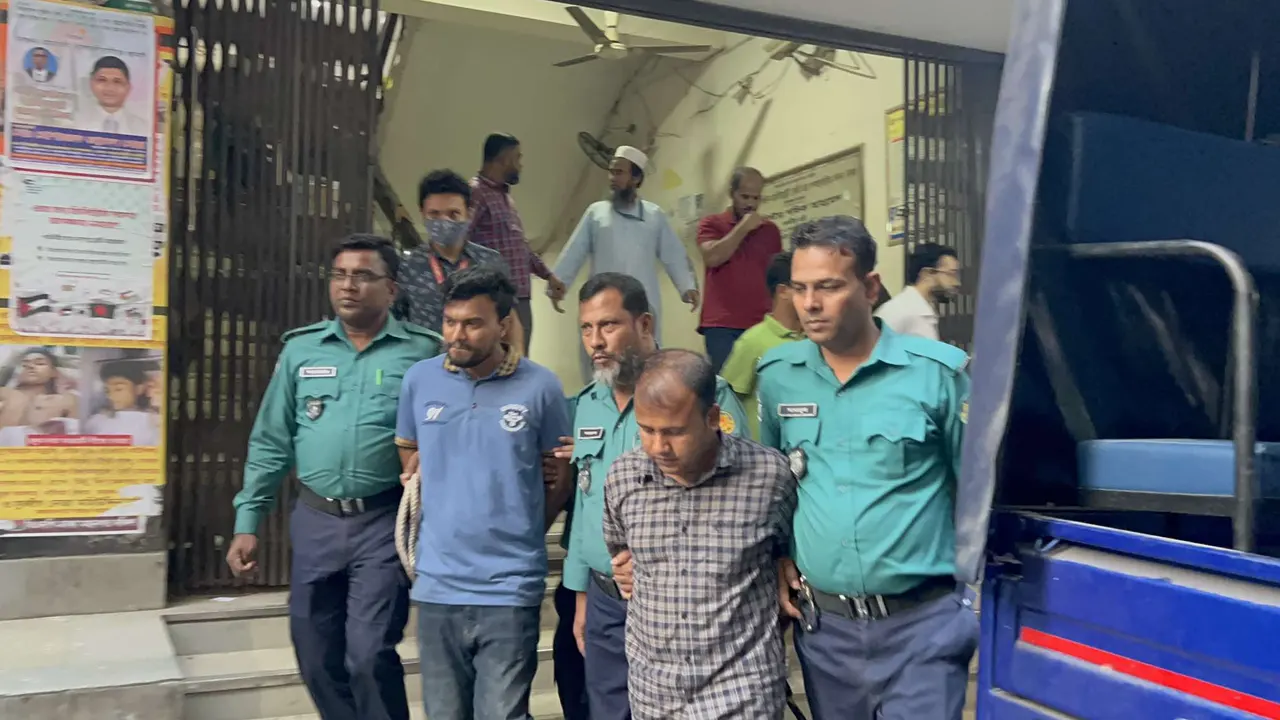 হত্যা মামলায় গ্রেপ্তারের ভয়ভীতি প্রদর্শন করে চাঁদাবাজির সময় হাতেনাতে গ্রেপ্তার। ছবি : সংগৃহীত