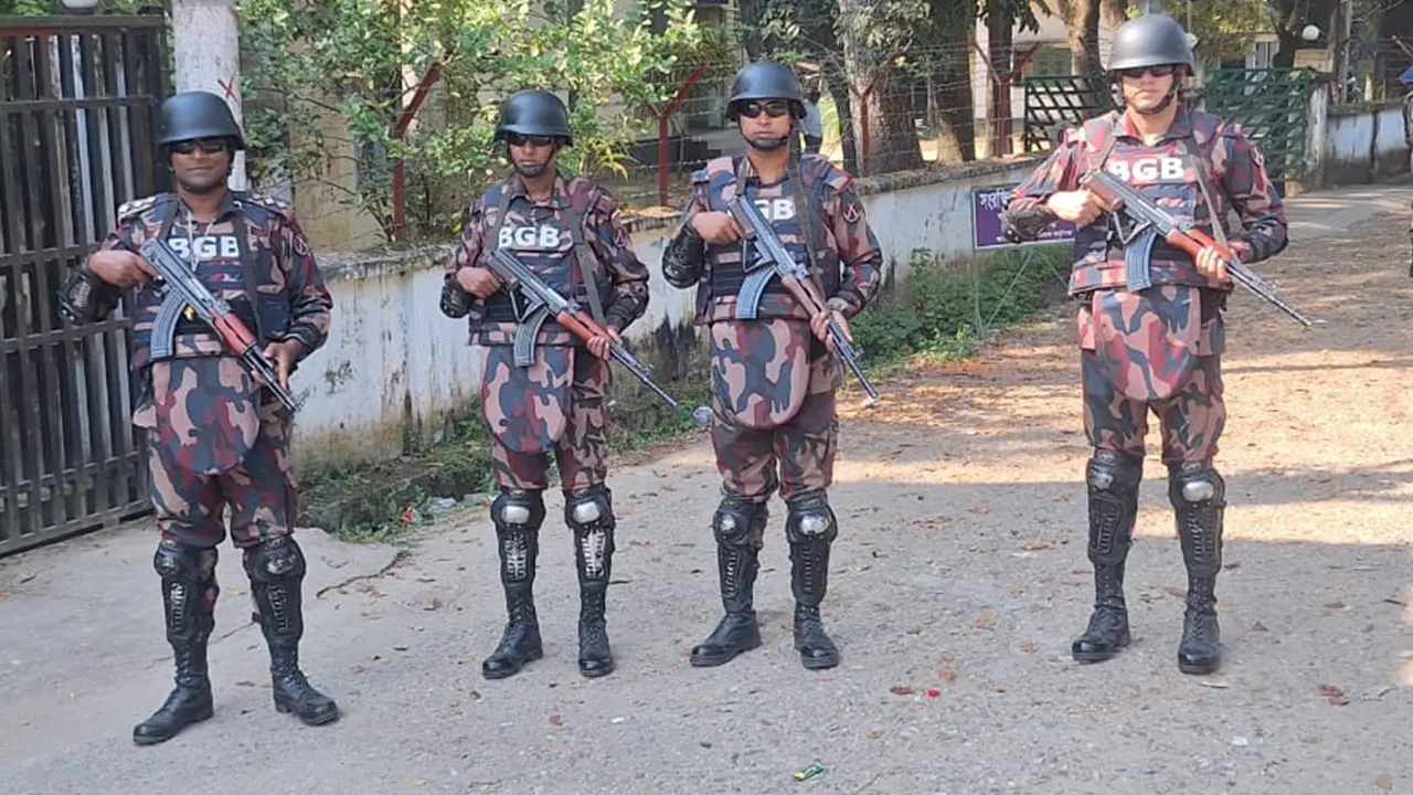 সতর্ক অবস্থায় বিজিবির সদস্যরা। ছবি : কালবেলা