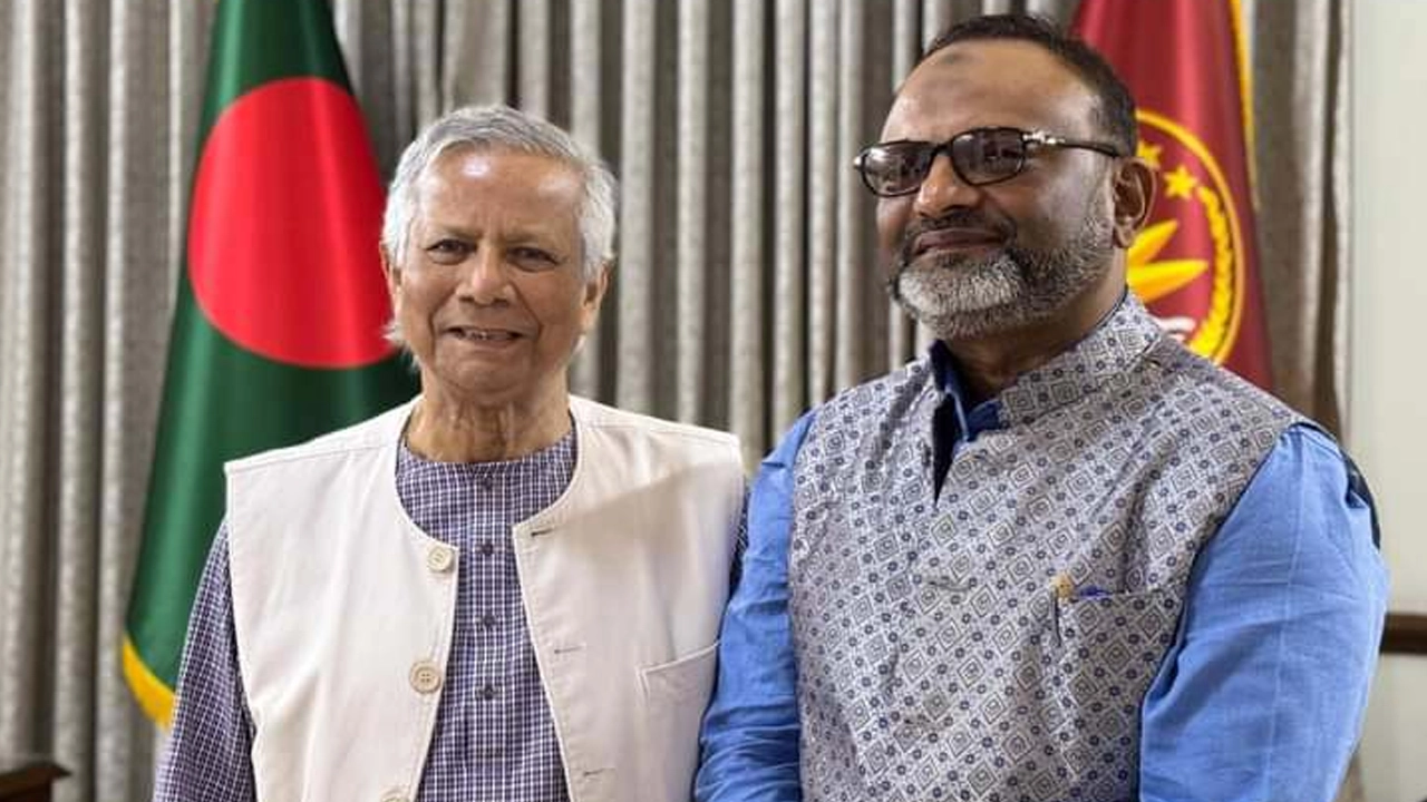 প্রধান উপদেষ্টা ড. মুহাম্মদ ইউনূসের সঙ্গে ঢাবি উপাচার্য অধ্যাপক ড. নিয়াজ আহমদ খান। ছবি : সংগৃহীত