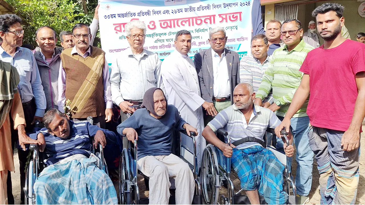 প্রতিবন্ধীদের মধ্যে হুইল চেয়ার বিতরণ। ছবি : কালবেলা