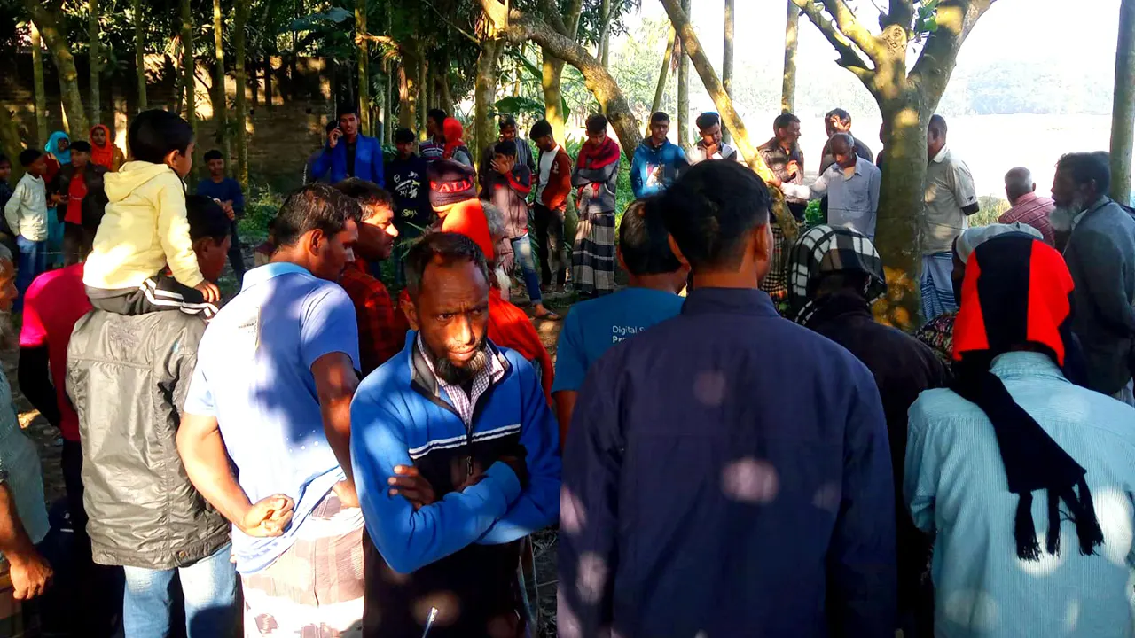 মরদেহ উদ্ধারের সময় উৎসুক জনতা। ছবি : কালবেলা