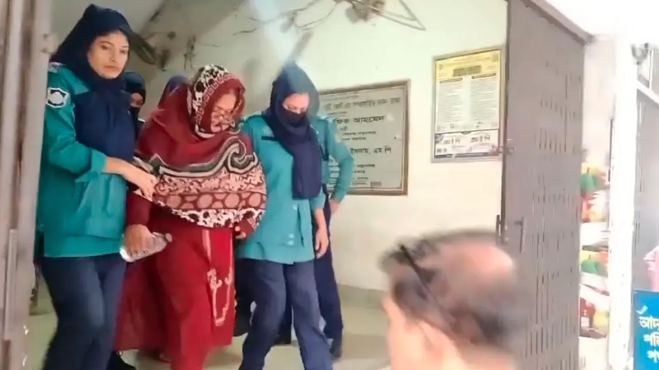 ঢাকা মহানগর উত্তর মহিলা লীগের সাংগঠনিক সম্পাদক রোকেয়া জামানকে বুধবার আদালতে তোলা হয়। ছবি : কালবেলা