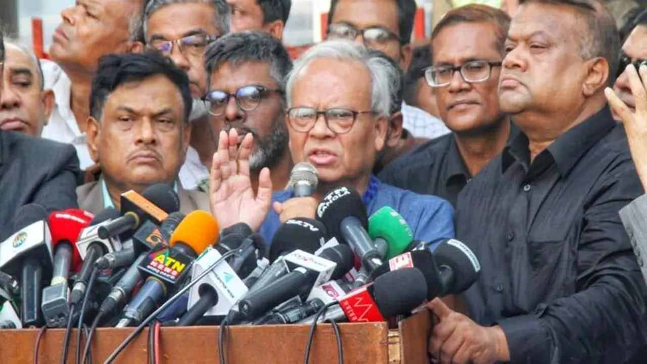 বুধবার জাতীয় প্রেস ক্লাবের সামনে ভারতীয় আগ্রাসনের বিরুদ্ধে সমাবেশে বক্তব্য দেন বিএনপির সিনিয়র যুগ্ম মহাসচিব রুহুল কবির রিজভী। ছবি : কালবেলা