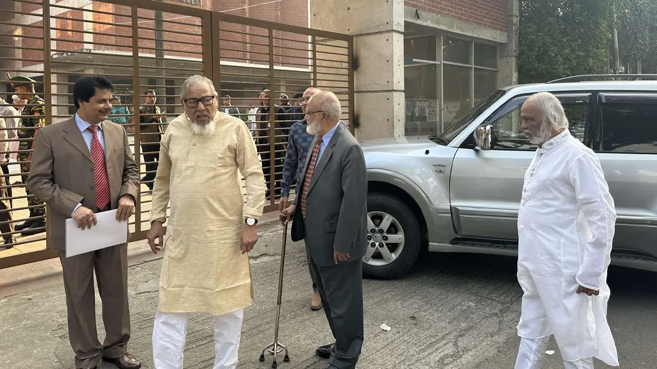 ফরেন সার্ভিস একাডেমিতে বিএনপির একটি প্রতিনিধি দল। ছবি : কালবেলা