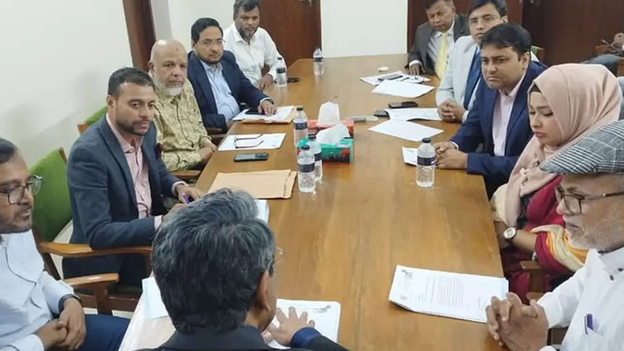 এবি পার্টির নির্বাচন ও সংবিধান সংস্কার প্রস্তাবনা হস্তান্তর। ছবি : সংগৃহীত