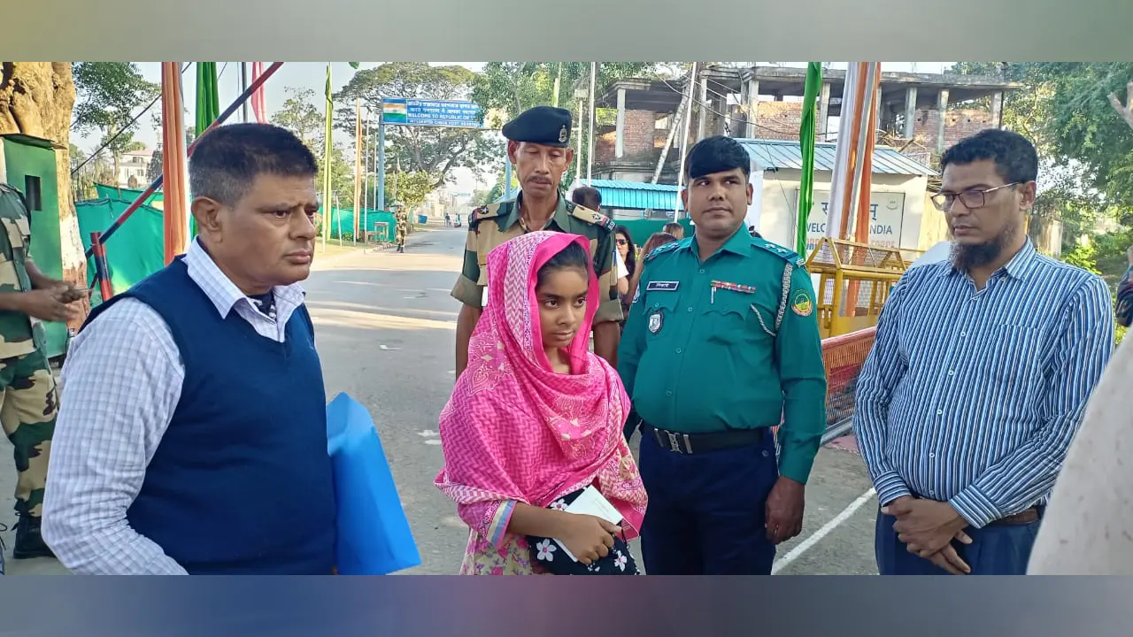 ব্রাহ্মণবাড়িয়ার আখাউড়া স্থলবন্দর দিয়ে নিজ দেশে ফেরে ভারতীয় শাহীনা আক্তার। ছবি : কালবেলা