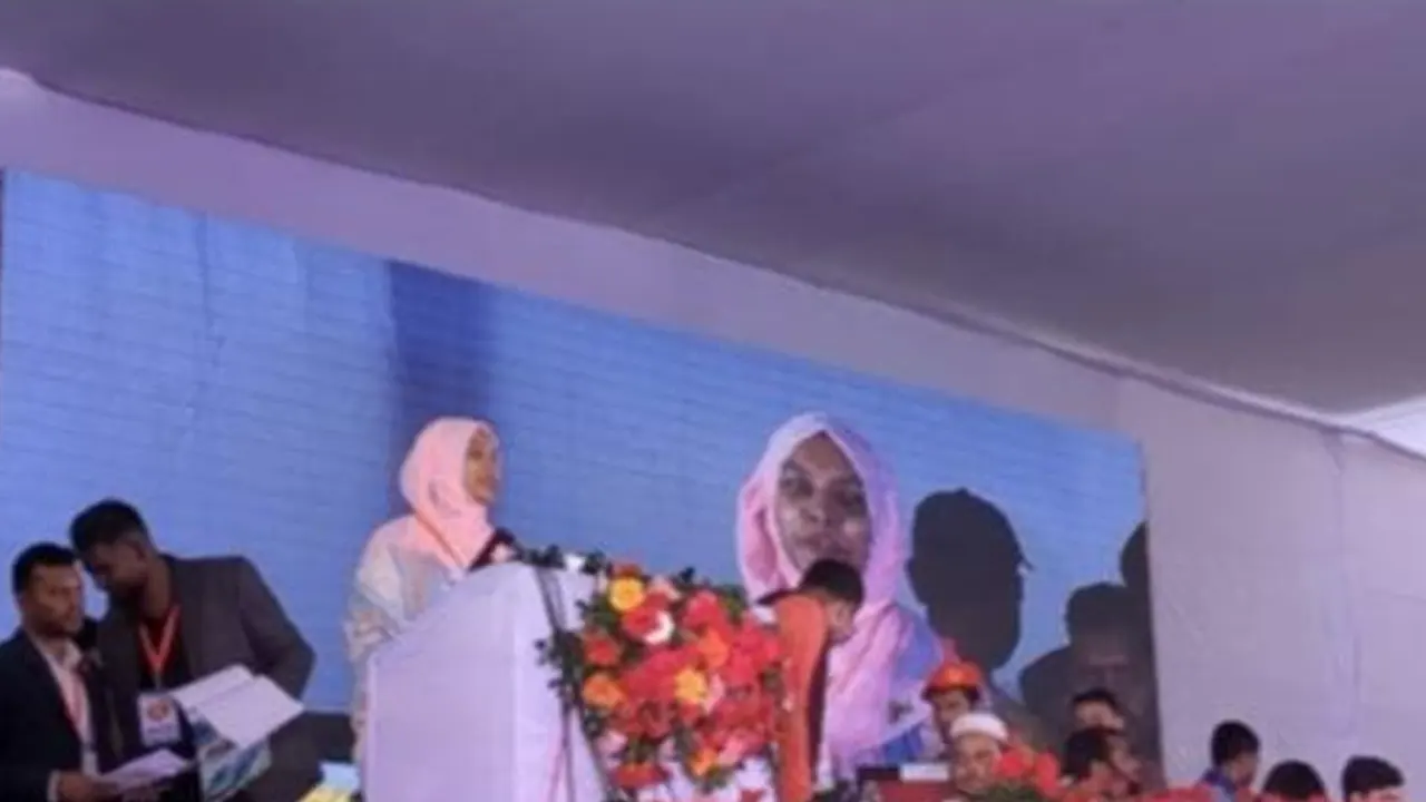 বক্তব্য দিচ্ছেন শহীদ সাজিদের বোন ফারজানা হক। ছবি : কালবেলা