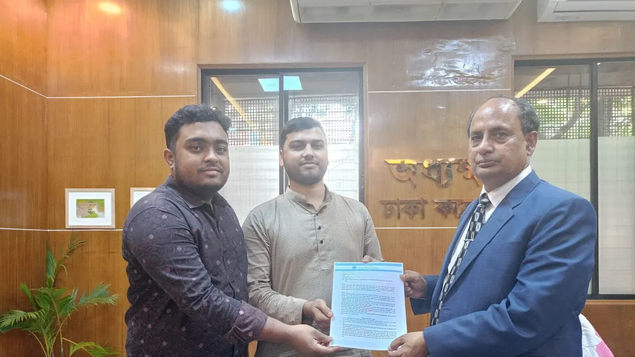 অধ্যক্ষ ইলিয়াসের সঙ্গে কলেজ শাখা শিবিরের সভাপতি ও সেক্রেটারি।